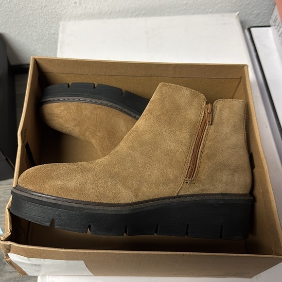 Clarks Women's Airabell Vibe Ankle Boot - Picture 4 of 4